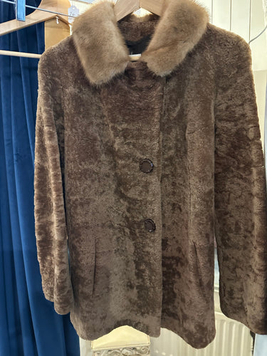 Lambskin short coat with mink collar